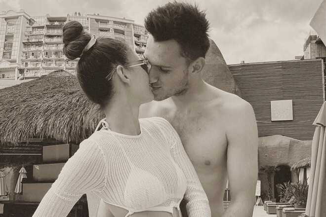 ФОТО. Футболістка Металіста 1925 і воротар Шахтаря зустрічаються