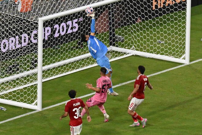 ВИДЕО. Как голкипер Аль-Ахли ценой травмы отбил удар Месси на 90+6-й минуте