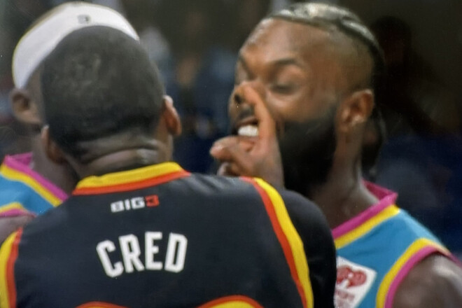 ВИДЕО. Засунул палец в нос. Экс-звезды НБА подрались в лиге BIG3