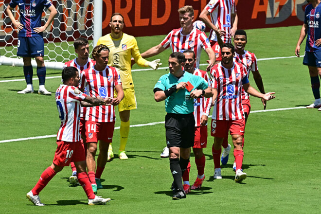 ФОТО. Рефери удалил игрока Атлетико в матче КЧМ против ПСЖ за разговоры