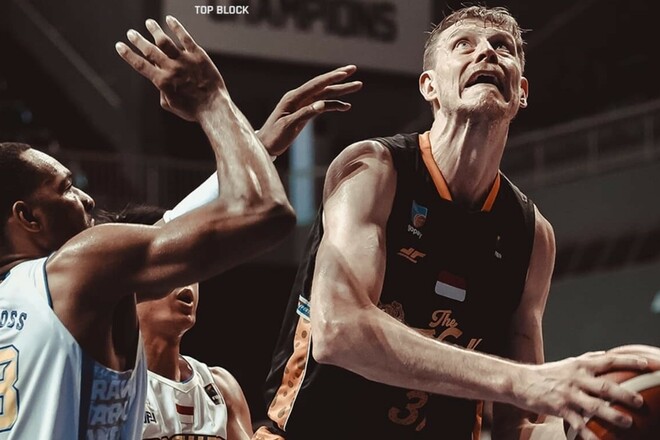 Пустовий ледь не оформив дабл-дабл за новий клуб в Індонезії