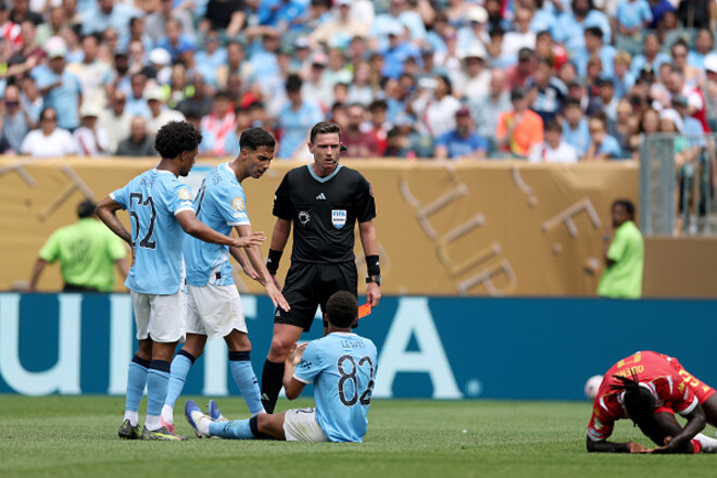 ВІДЕО. Суддя вилучив гравця МанСіті, який ударив шипами суперника в обличчя