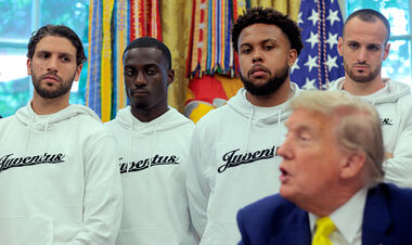 ФОТО ДНЯ. Трамп говорил об Иране, игроки Ювентуса стояли с каменными лицами
