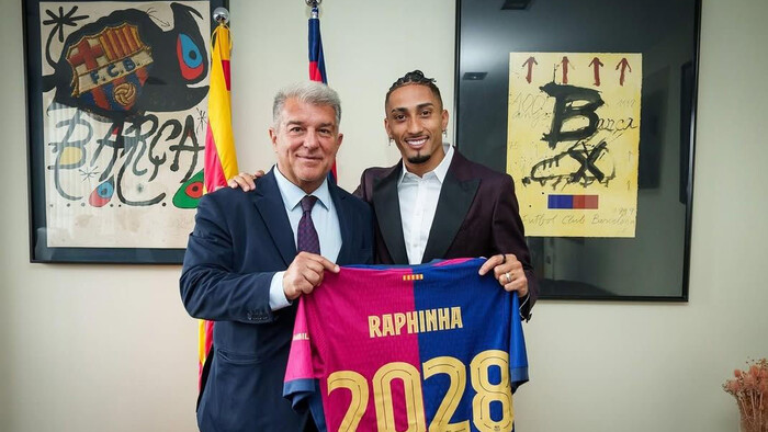 Футболісти Барси куражаться у відпустці. Рафінья і Араухо красиво гуляють