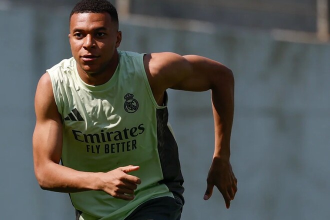 Реал подтвердил проблемы Мбаппе. Игрока отправили в больницу