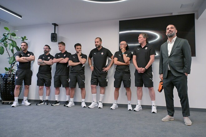 ФОТО. Игроки Шахтера впервые встретились с новым тренером Ардой Тураном