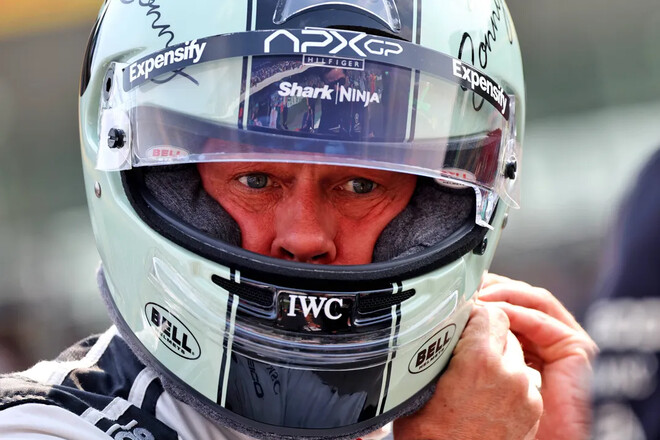 Брэд Питт за рулем болида Ф1. Актер провел тестовые заезды на Макларене