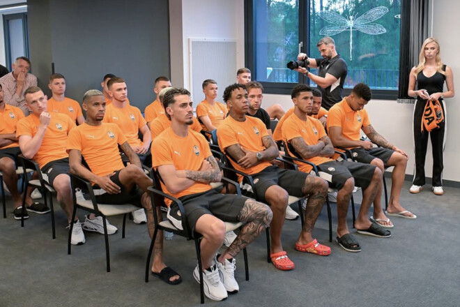 ВІДЕО.  Перший день. Як гравці Шахтаря вітали один одного та Турана