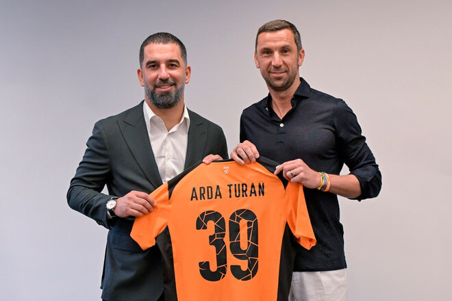 ФОТО. Презентация в Шахтере. Туран получил футболку с номером 39