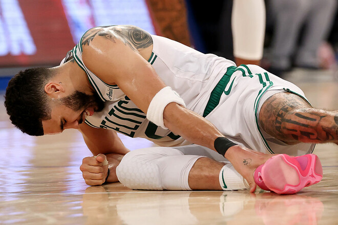 Лідер Бостона завершив гру з Нью-Йорком у інвалідному візку