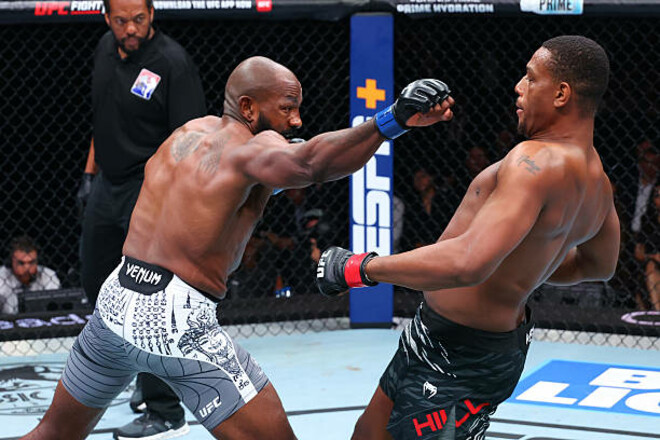 Халил Раунтри одержал уверенную победу в главном поединке UFC в Баку