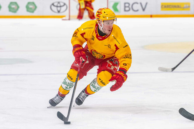 Із колишнім форвардом НХЛ розірвали контракт. Бомбардира призвали до армії