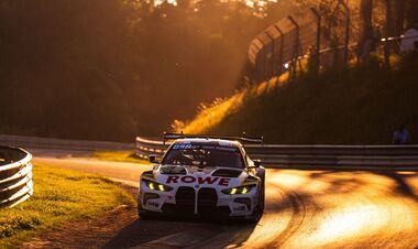 BMW празднует победу на 24 часах Нюрбургринга после штрафа для Porsche