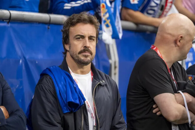 ФОТО. Алонсо поддержал команду, которая завоевала последний билет в Ла Лигу