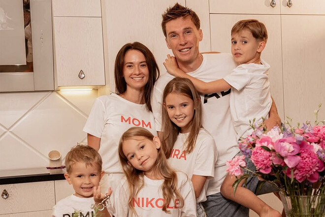 ФОТО. Сімейна ідилія Сидорчуків зворушила мережу. Вони повернулися до Києва