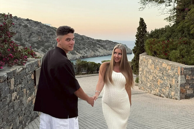 ФОТО. Судаковы провели роскошную фотосессию у моря