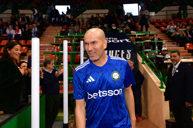 Забил 125 голов и выиграл 15 трофеев. Зинедину Зидану исполнилось 53 года