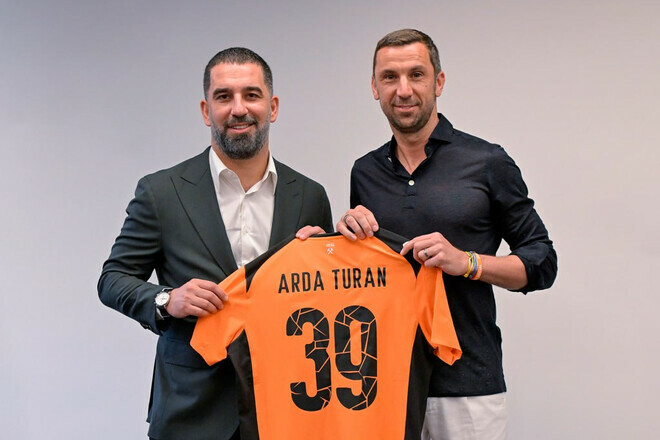 «Пойдем и подпишем». Туран рассказал о разговоре со Срной о трансферах