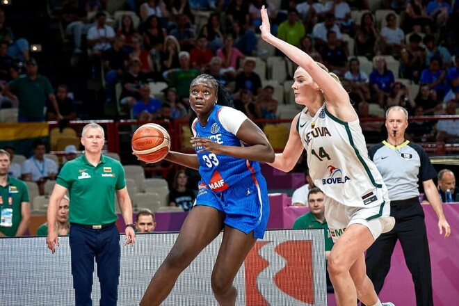 Франция разгромила Литву, Италия победила в овертайме Турцию