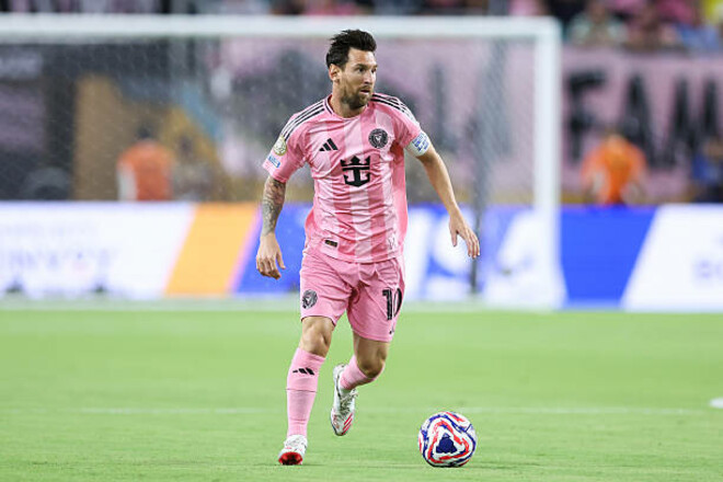 Аргентинский клуб объединил имена Марадоны и Месси на стадионе