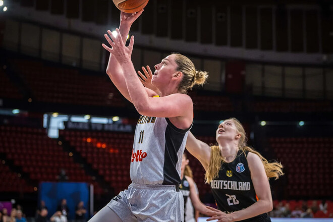 Бельгия одержала убедительную победу над Германией, Испания прошла Чехию