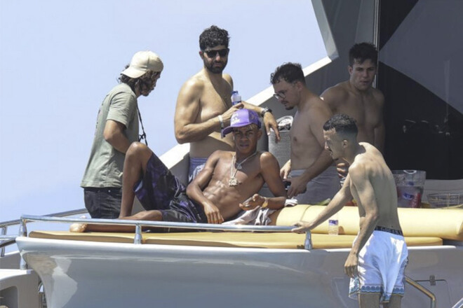 ФОТО. Папарацци засекли Ламина Ямаля на роскошной яхте в компании моделей