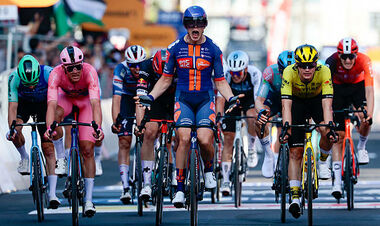 Giro d'Italia 2025. Первый итальянский этап выиграл Каспер ван Уден