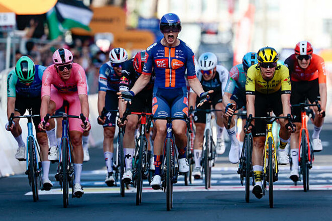 Giro d'Italia 2025. Первый итальянский этап выиграл Каспер ван Уден