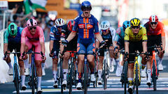 Giro d'Italia 2025. Первый итальянский этап выиграл Каспер ван Уден