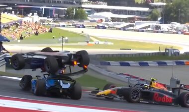 ВИДЕО. Масштабная авария в Ф-2. Болид взлетел и перевернулся в воздухе