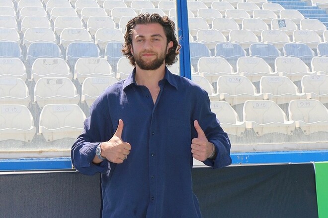 ВИДЕО. Новая традиция. Греческий футболист Вереса спел на посвящении