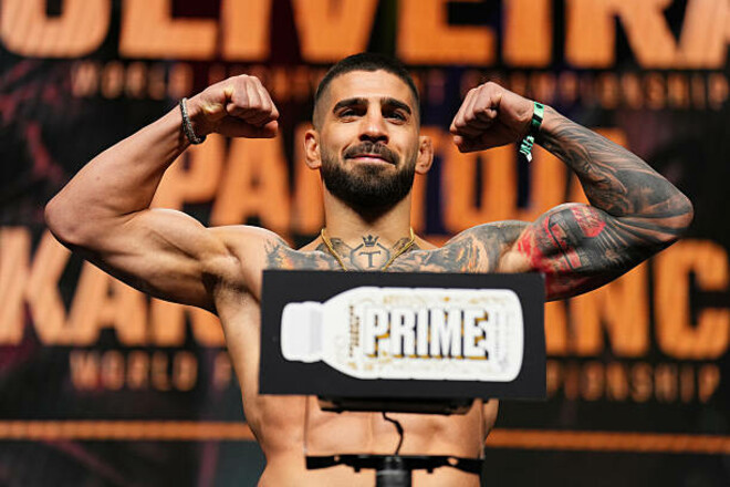 Будет жарко. Топурия и Оливейра взвесились накануне титульного поединка