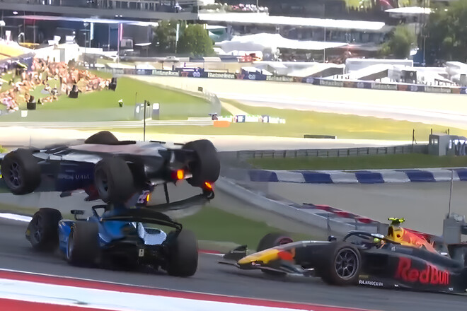 ВИДЕО. Масштабная авария в Ф-2. Болид взлетел и перевернулся в воздухе