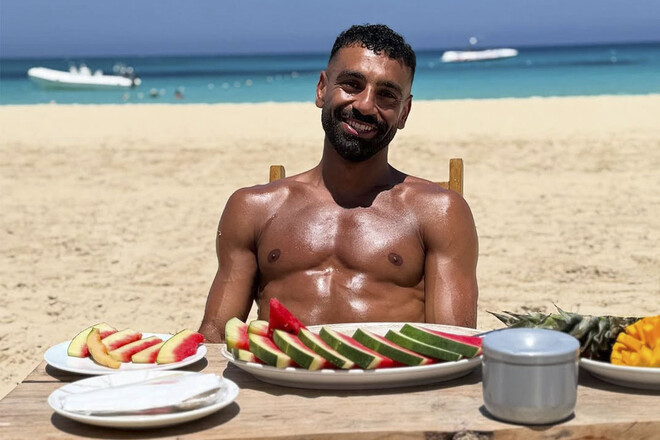 ФОТО. Как отдыхает Мохамед Салах. С арбузами и на пляже