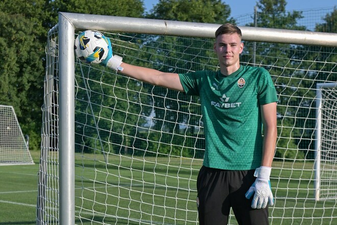 ФОТО. Йому поперечина по плече. На зборах Шахтаря – воротар зростом 206 см