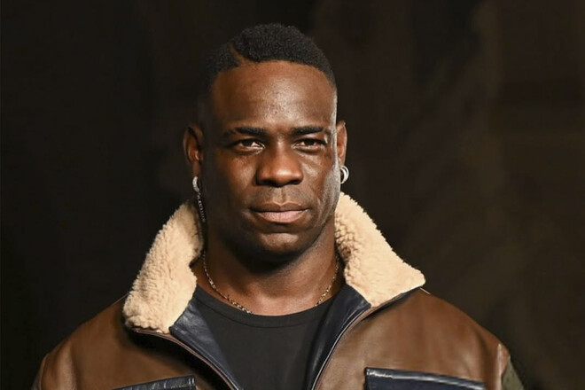 ФОТО. Известный футболист дебютировал в роли модели на парижском подиуме