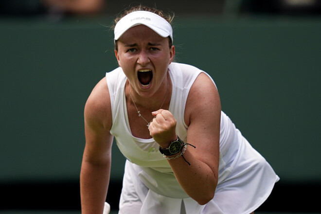 Действующая чемпионка Уимблдона начала защиту титула с непростой победы