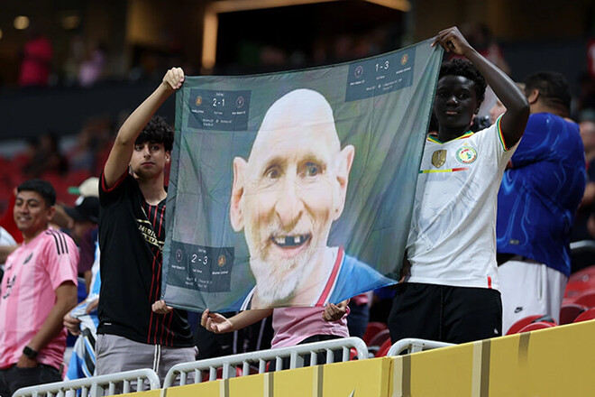 ФОТО. Фанаты принесли баннер с лысым и беззубым Месси на КЧМ