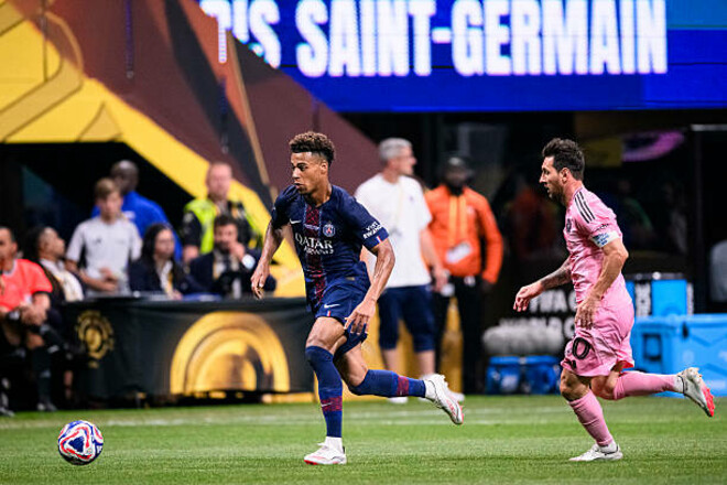 ФОТО. Дезире Дуэ вышел на матч против Месси в фирменных бутсах Лионеля