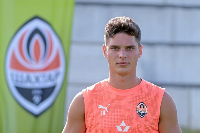 ФОТО. Судаков отримав приз найкращому гравцю місяця у Шахтарі