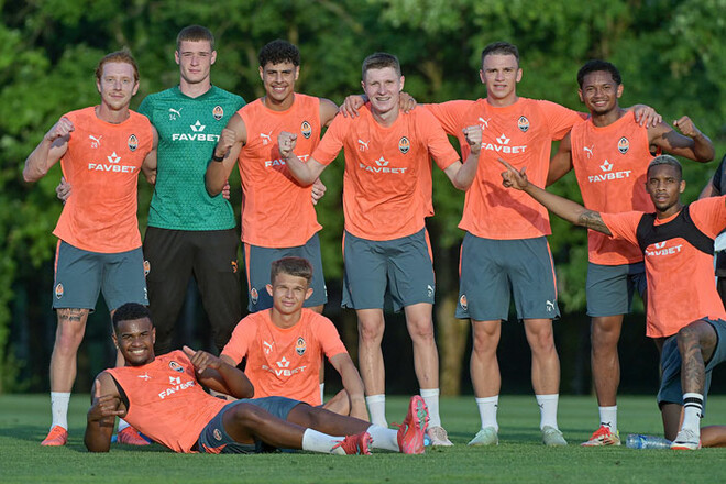 ФОТО. Тренування Шахтаря у Словенії. Розминка, біг, теорія, практика