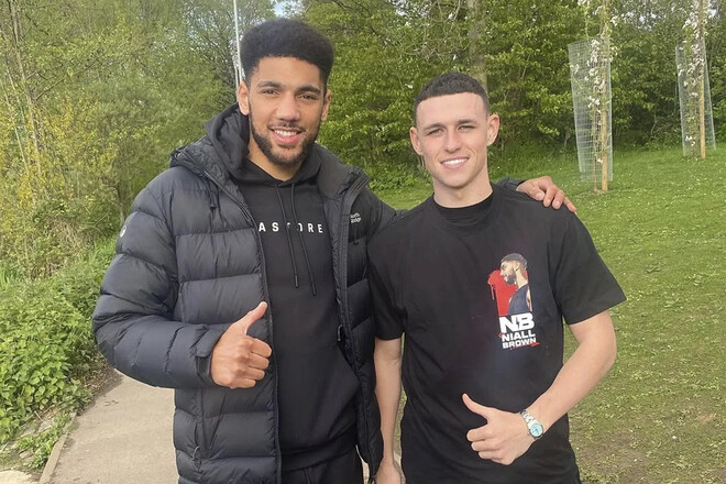 ФОТО. Вражаючі вчинки Фодена. Він допомагає другу з дитинства