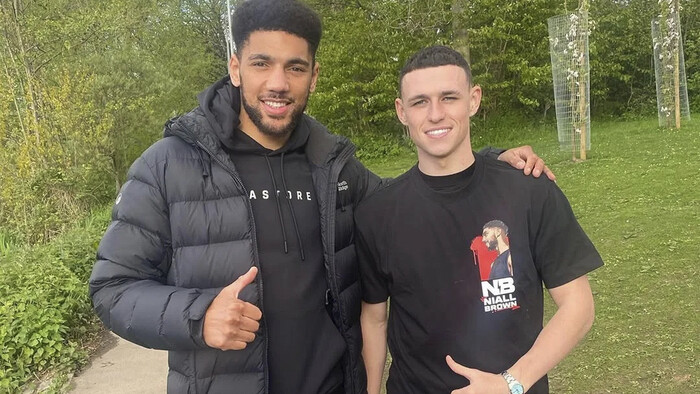 ФОТО. Впечатляющие поступки Фодена. Он помогает другу детства