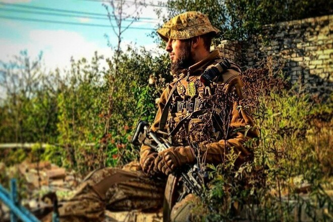 Склоним головы. Он защищал Украину с 16-ти, воевал рядом с любимой