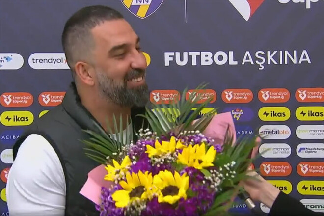 ВІДЕО. Турецький коуч Арда Туран подарував квіти вагітній журналістці