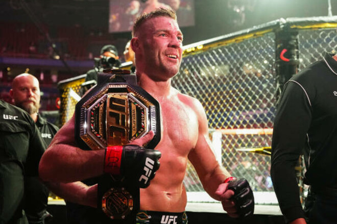 Чемпион UFC узнал имя следующего соперника. Это россиянин с флагом ОАЭ