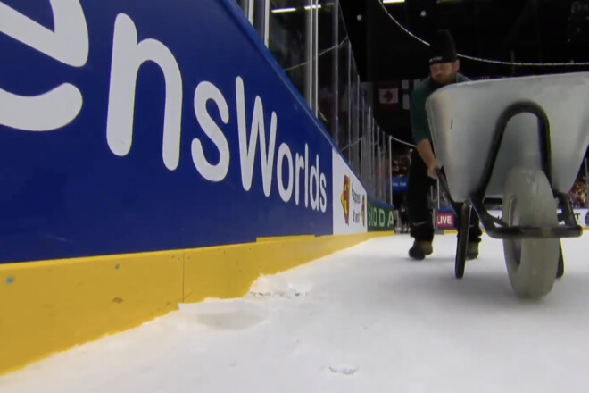 ФОТО. Матч ЧС-2025 з хокею пішов під воду. Гру довелося призупиняти