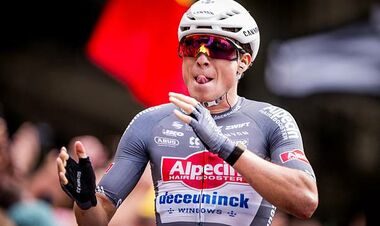 Tour de France 2025. Стартовый этап выиграл Яспер Филипсен