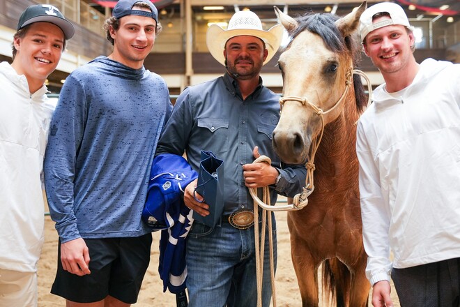 Новый подход Торонто. Хоккеисты осваиваются в конюшнях с жеребцом