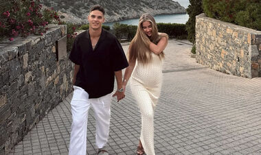 ФОТО. Роскошный презент Судакова жене. Она – беременна